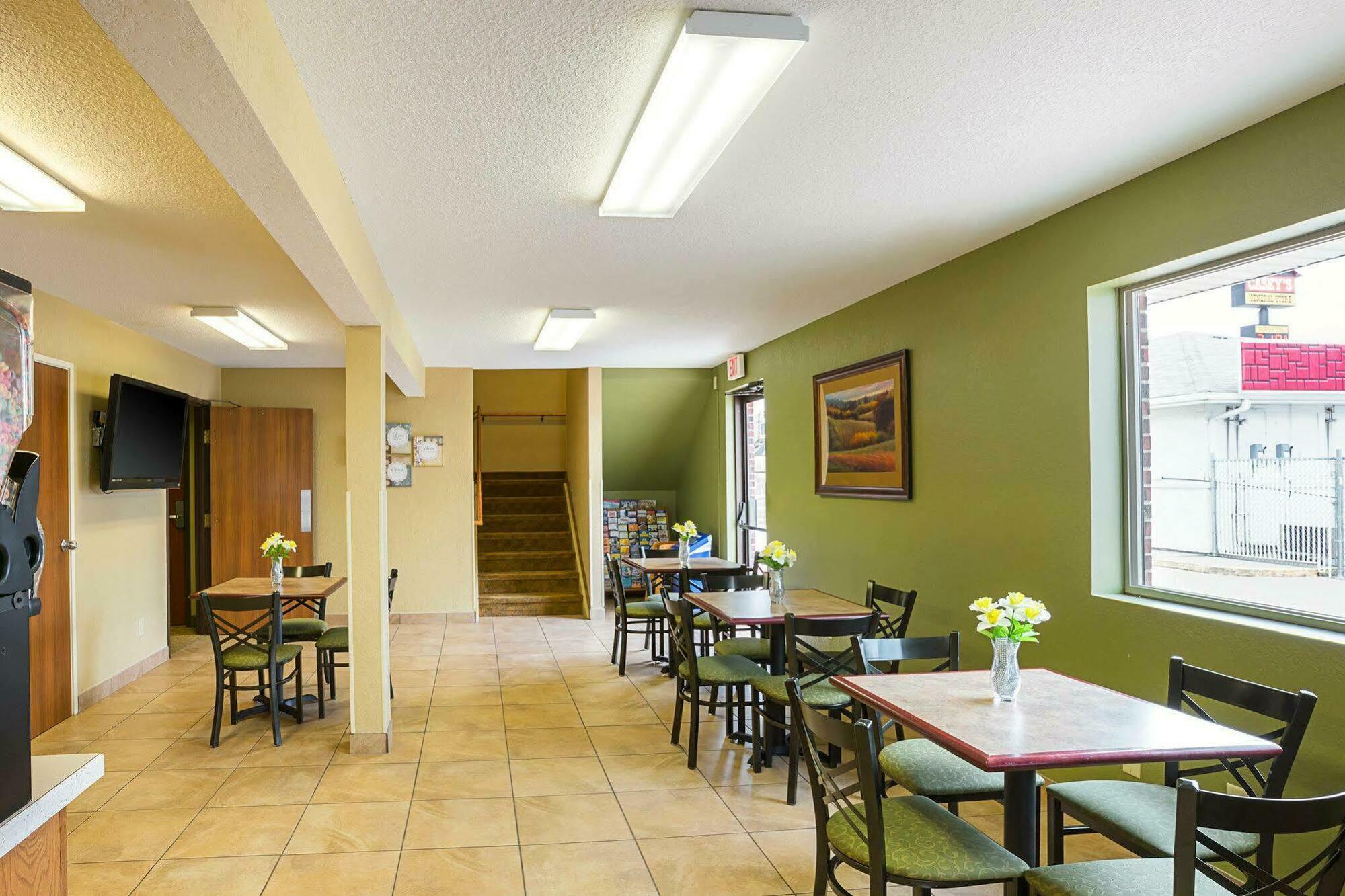 Rodeway Inn & Suites Карні Екстер'єр фото