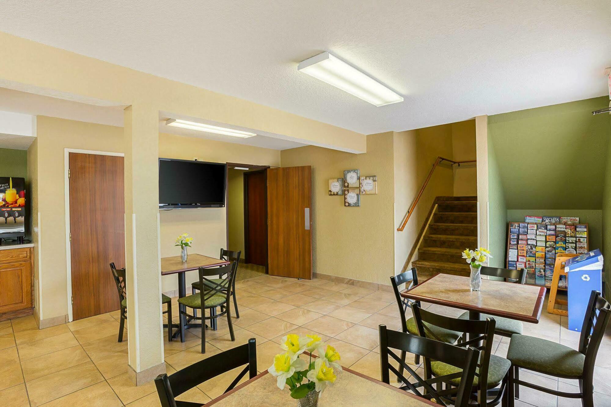 Rodeway Inn & Suites Карні Екстер'єр фото