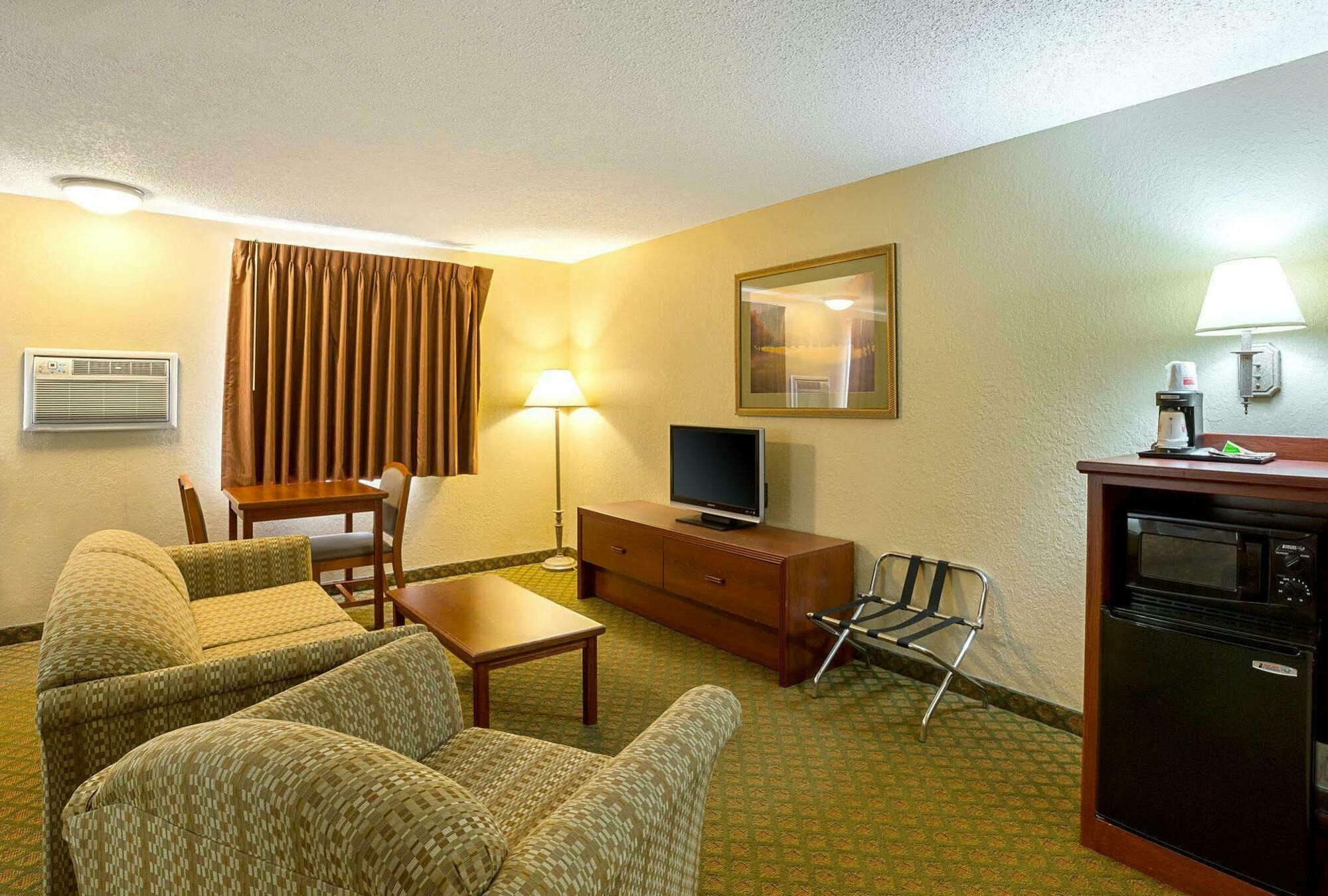 Rodeway Inn & Suites Карні Екстер'єр фото